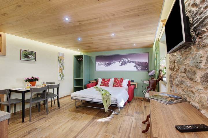 Hel studio-lejlighed, Studio 'Mes Anges Perloz' with Mountain View, Private Terrace and Wi-Fi in Plan de Brun, Comune di Perloz