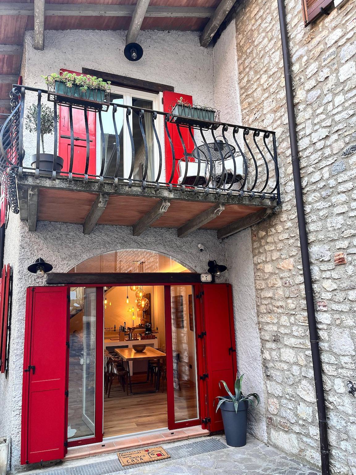 Casa Storica Gardola: vista lago, Wi-Fi e aria condizionata in Gardola, Tignale