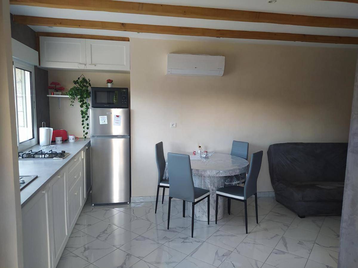 Appartement entier, One-Bedroom Apartment in Rians, Région de Brignoles
