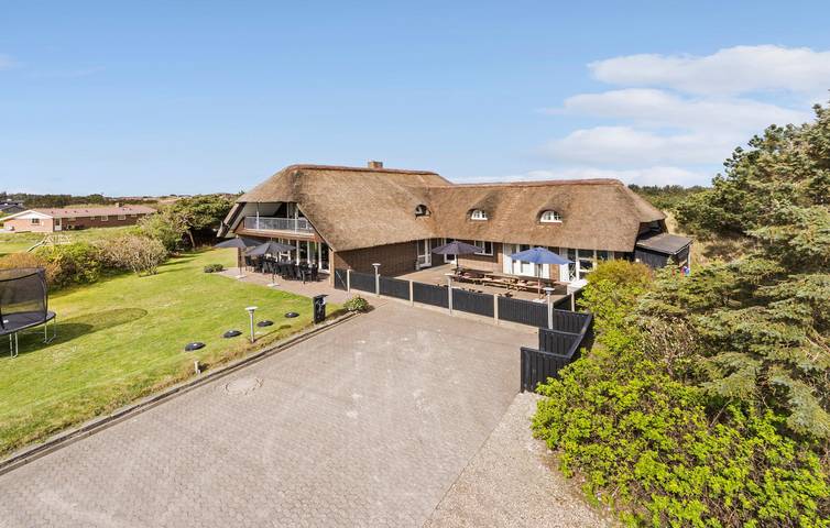 Ferienhaus für 20 Personen, mit Terrasse und Whirlpool sowie Pool und Sauna in Klegod