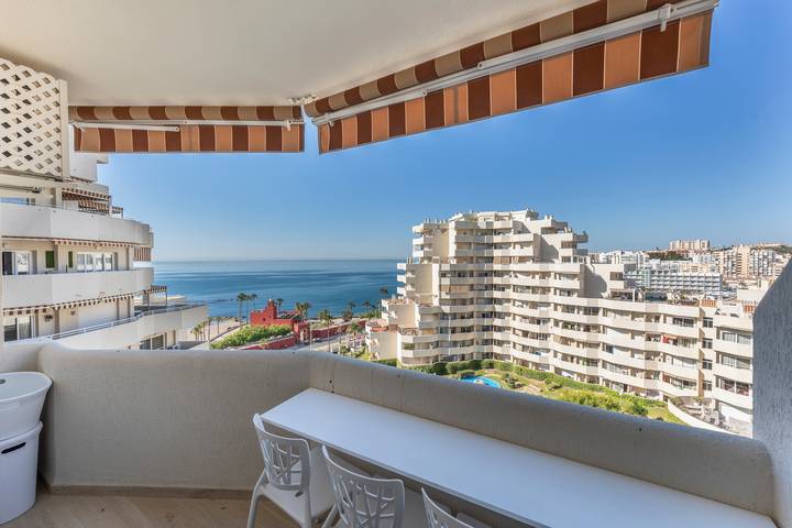 Entire studio, 'Benal Beach Sea View' Studio with Pool, Wi-Fi, and Air Conditioning in Torrequebrada, Benalmádena