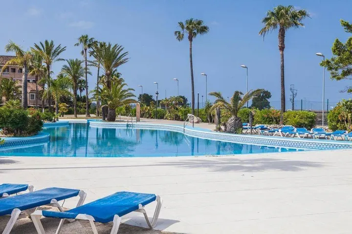 Apartamento de vacaciones para 6 personas, con terraza además de vistas y piscina - 1
