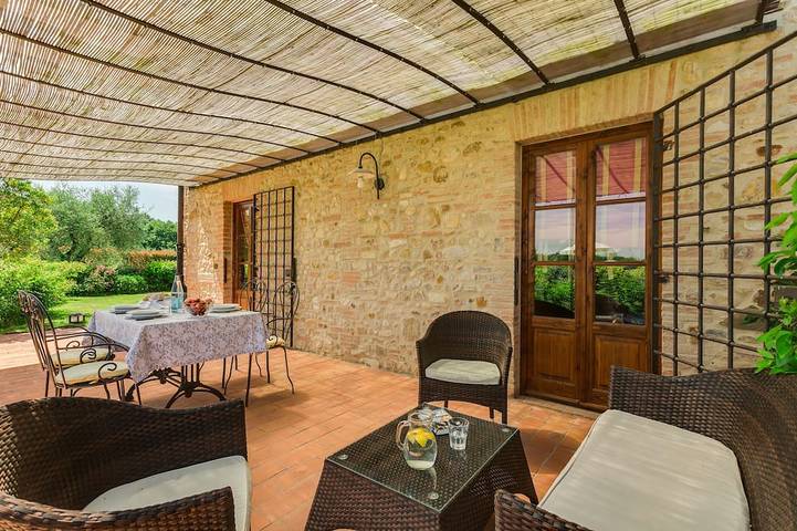Agriturismo per 4 persone, con piscina e balcone nonché giardino in Tavarnelle Val di Pesa