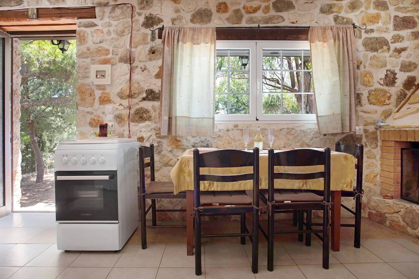 Vakantiehuis "Lithahiro Stone House" met privé terras, foto 14