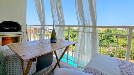 Ferienwohnung für 3 Personen, mit Terrasse und Pool sowie Garten in Novigrad