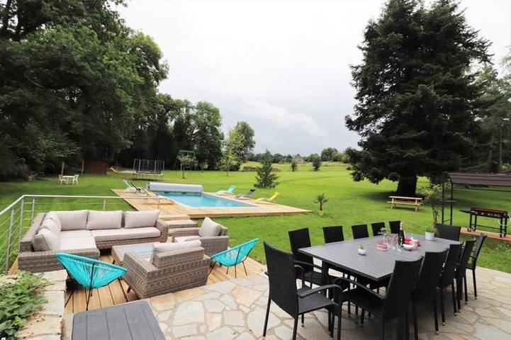 Gîte pour 10 personnes, avec jardin ainsi que terrasse et piscine dans le Cantal - 2