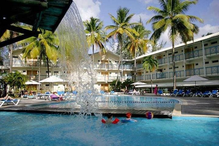 Appart’hôtel pour 4 personnes, avec vue et balcon ainsi que piscine et jardin