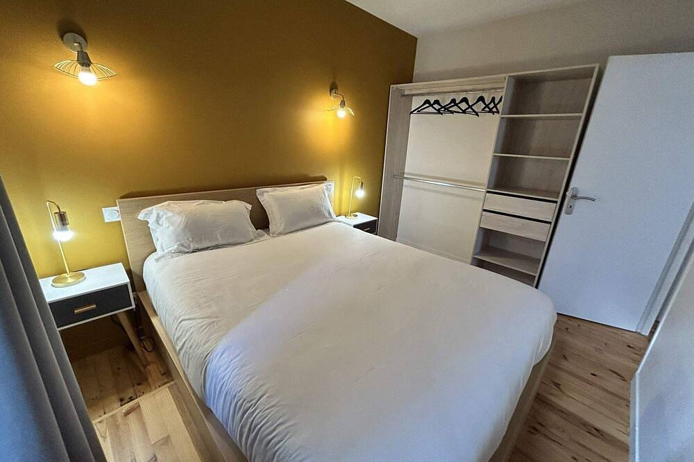 Entire apartment, 2-person air-conditioned 1-bedroom apartment near Aïga Resort Puy Lassolas 102 in Châtel-Guyon, Volcans d'Auvergne Regional Nature Park