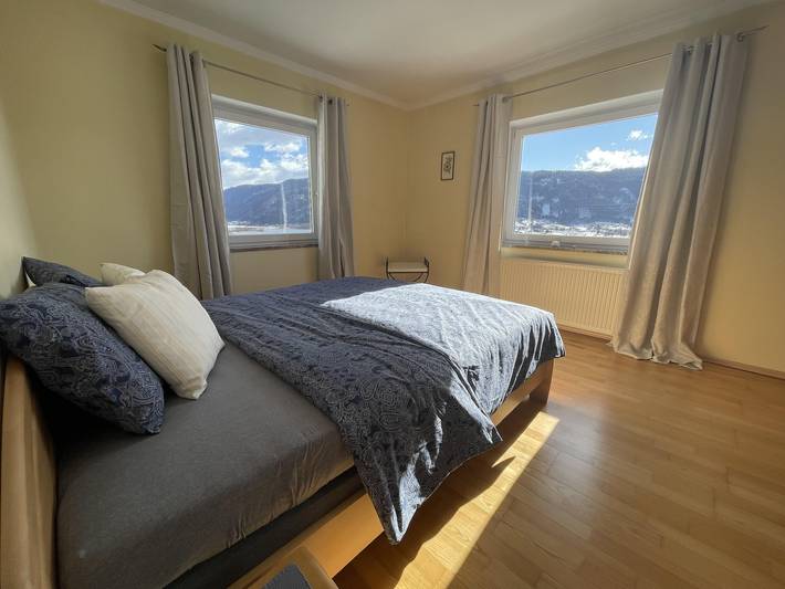 Ferienwohnung für 9 Personen, mit Balkon und Terrasse sowie Garten und Seeblick