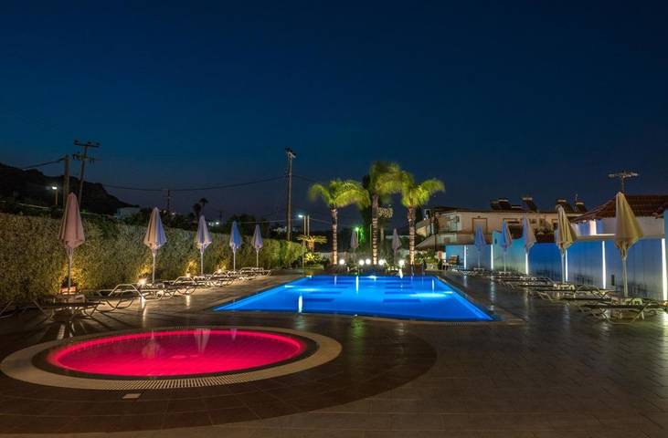 Location de vacances pour 2 personnes, avec bassin pour enfant et piscine ainsi que vue et jardin à Faliráki - 4