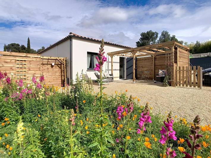 Gîte pour 2 personnes, avec vue ainsi que terrasse et jardin à Tourouzelle