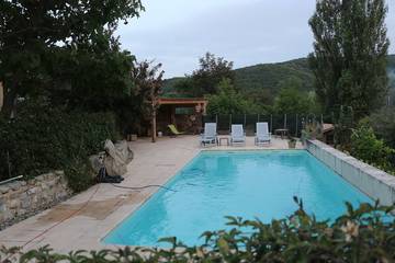 Gîte pour 10 personnes, avec jardin et terrasse à Valvignères