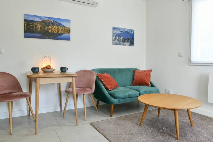 Apartamento entero, ✨ Escapada natural en Saboya – Apartamento acogedor con terraza, parking y barbacoa cerca de lago y montaña ✨ in Coise-Saint-Jean-Pied-Gauthier, Chambéry region