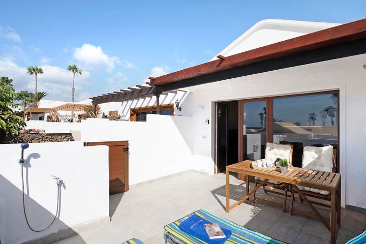 Apartamento entero, Apartamento de vacaciones 'Playa Flamingo 19' con vistas al mar, piscina compartida y terraza in Playa Blanca, Yaiza