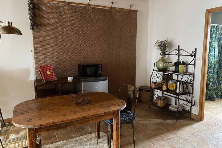 Country property on the outskirts of Arles in Fourques, Mittelmeerküste (Frankreich)