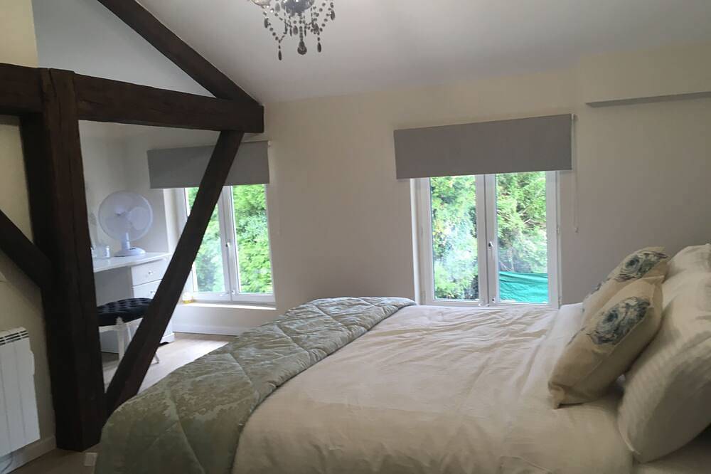 Chez Broche Private Lake & Pool 12 personnes in Mazerolles, Charente
