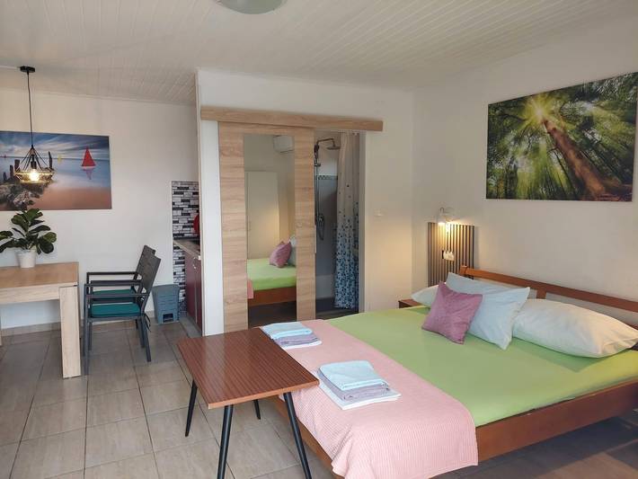 Ganze Wohnung, Studio Appartement mit Terrasse und Meerblick Duce, Omis As-13694-e in Dugi Rat, Omis-Riviera