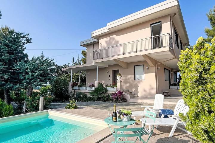 Ferienhaus für 10 Personen, mit Balkon und Pool in Civezza
