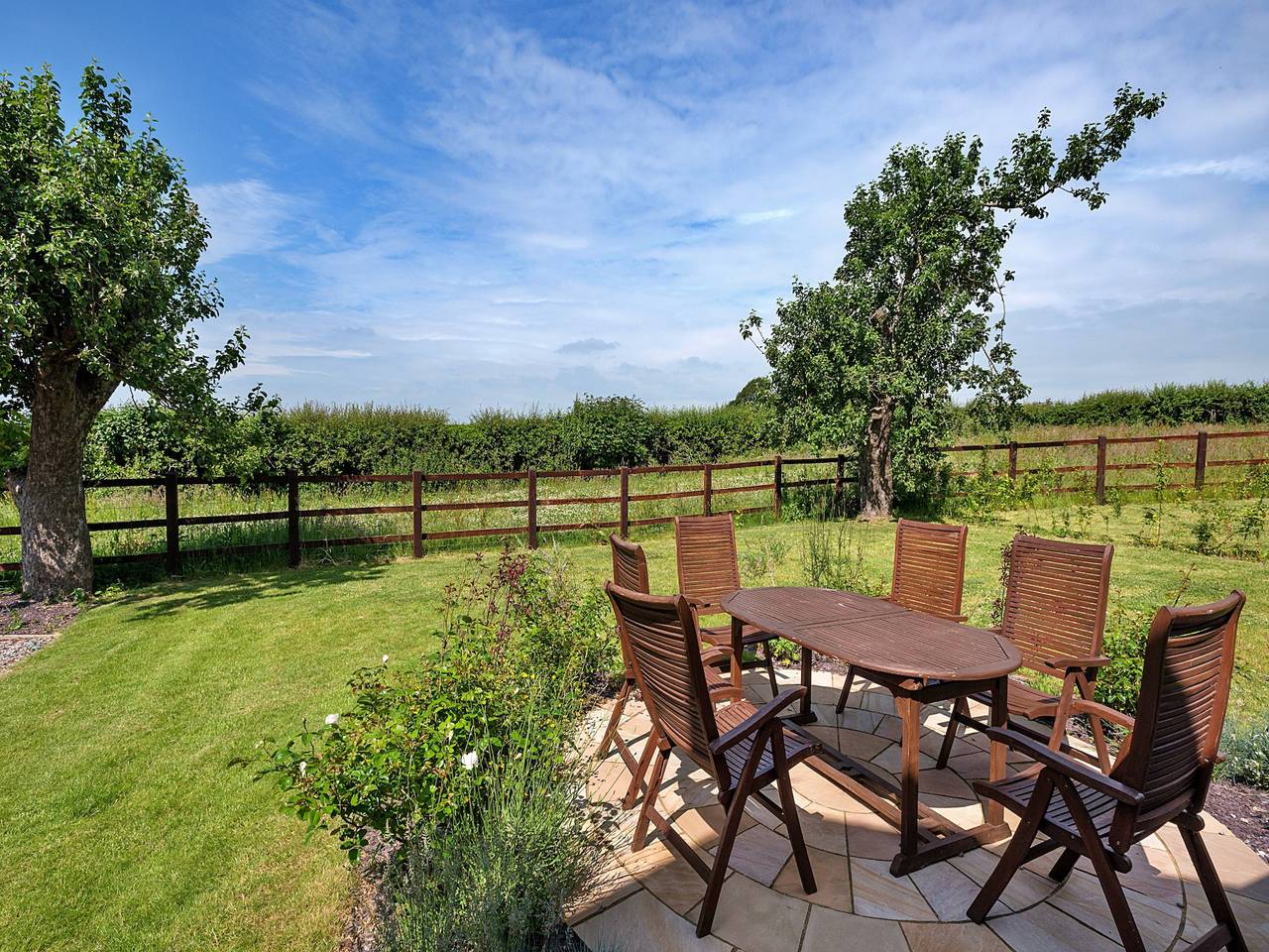 Cottages by River Severn with Hot Tub in Shropshire