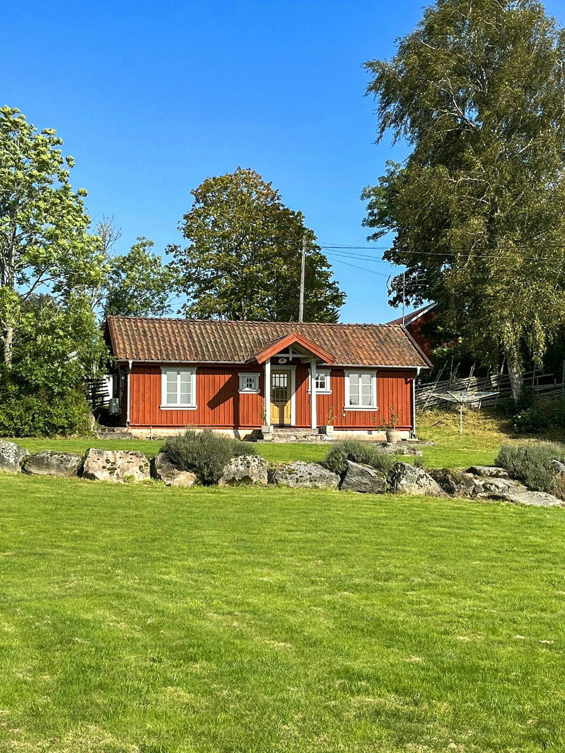 Torp från 1929 med utsikt över Lygnösjön in Alingsås region, Västergötland