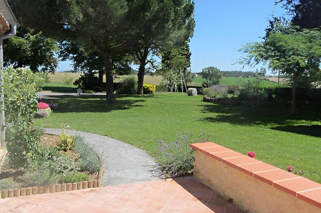 Gîte confortable avec piscine, terrasse et barbecue in Poulan-Pouzols, Région d'Albi