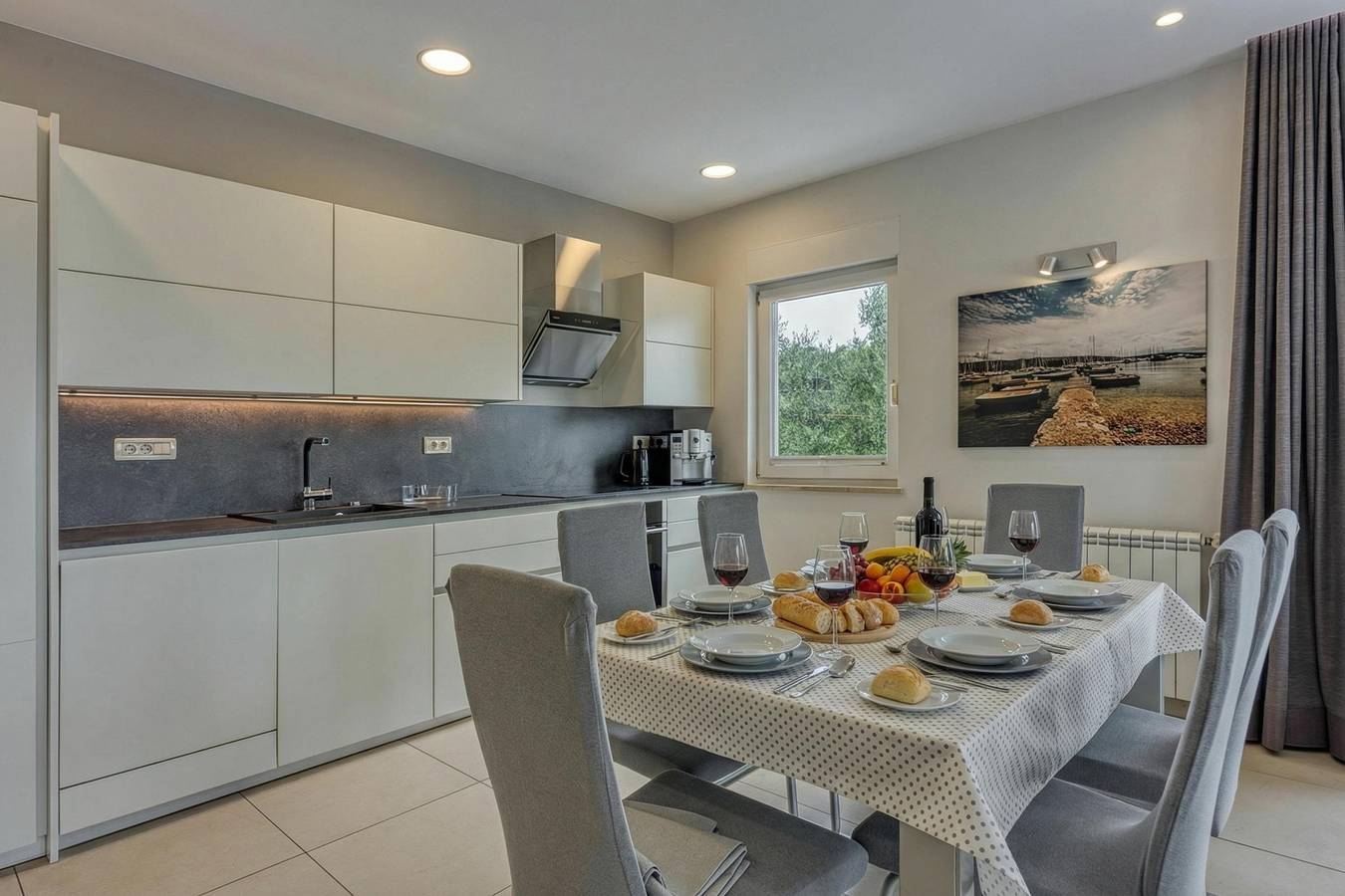 Ganze Wohnung, Elegant Panoramic Seaview Apartment 1 in Banjole, Südküste Istrien