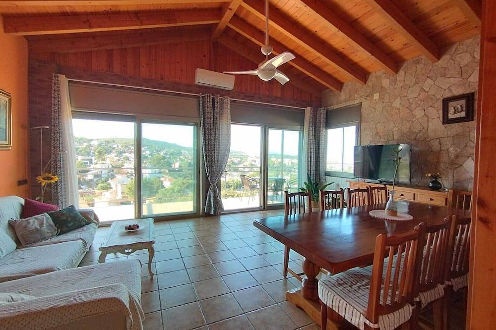 The Cosy House in Castelldefels, Baix Llobregat