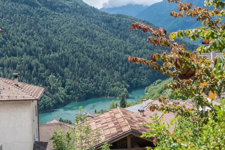 Entire apartment, Cozy Apartment "Casa Weekend" with Lake and Mountain Views and Wi-Fi in Cagnò, Novella (Trentino)