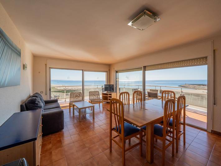 Ganze Wohnung, Appartement en Front de Mer avec Terrasse, Piscine, Wifi, et Parking à Torredembarra in Torredembarra, Costa Dorada