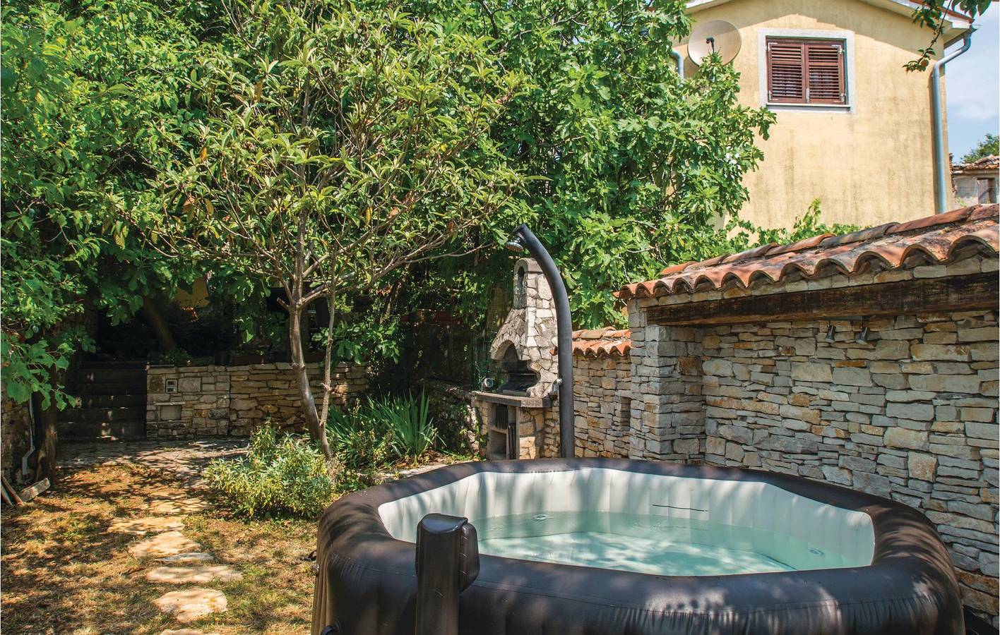 Cozy 71m² Apartment with Terrace & Parking, 1km from Semeln Restaurant in Nedešćina, Istria