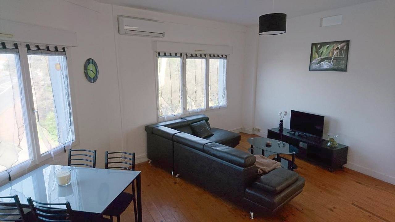 Appartement entier, Appartement de 79 m² à 500 mètres de la cure in Jonzac, Région de Jonzac