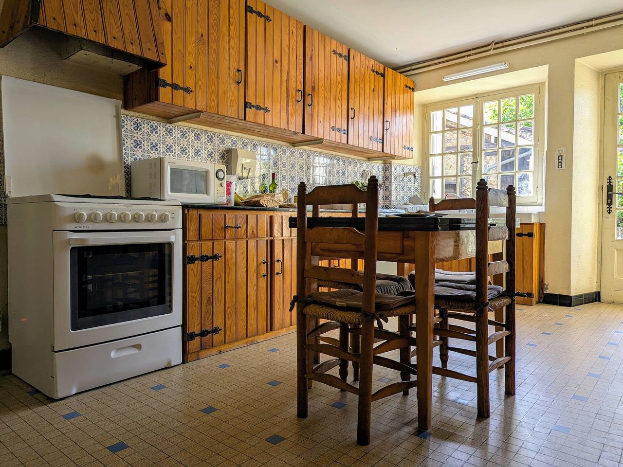 Charming Cottage with Courtyard in Historic Allègre Near Amenities in Allègre, Livradois-Forez Regional Nature Park