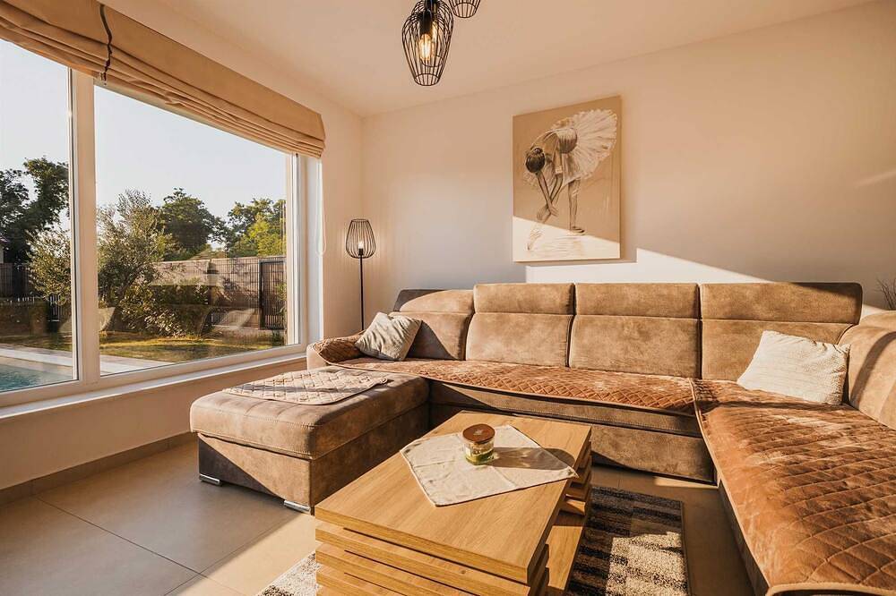 4Bd-Villa mit Swimmingpool und Spielplatz in der Nähe des Strandes Duga Uvala in Marčana, Südküste Istrien