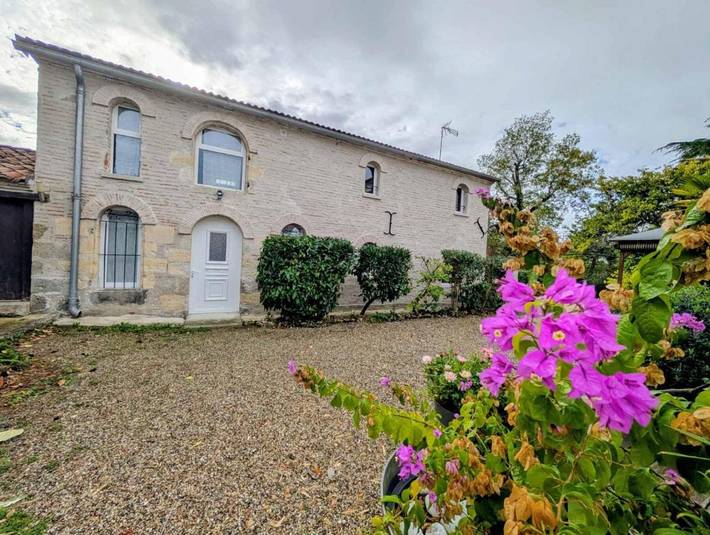 Location de vacances pour 5 personnes, avec Terrasse ainsi que Jardin et Piscine à Aiguillon