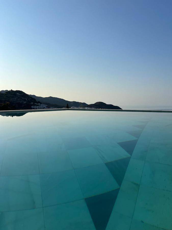 Apartamento para 2 personas, con jardín además de piscina y vistas en Frigiliana