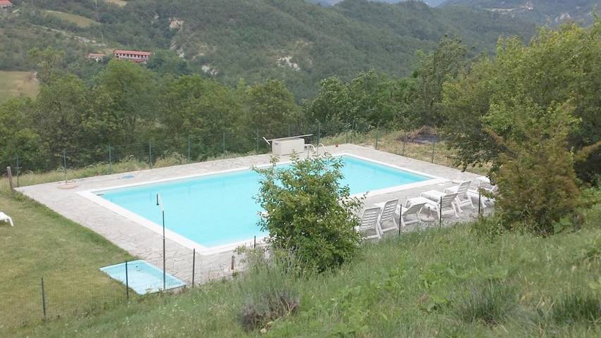 Gîte pour 11 personnes, avec piscine et jardin, animaux acceptés à Ponzone