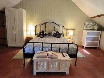 Chambre d’hôte pour 3 personnes, avec terrasse ainsi que vue et jardin à Larochemillay