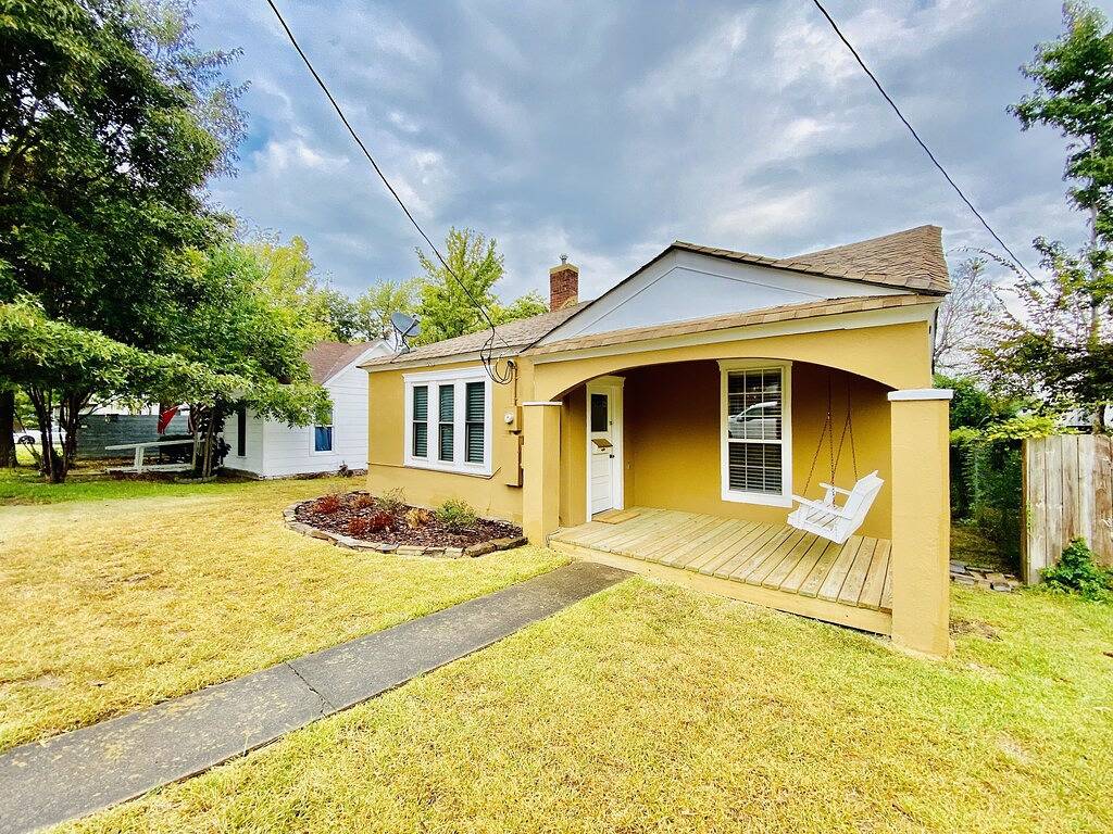 Charm, Comfort and Style, walk to downtown Mena, Ar in Mena, Ouachita National Forest