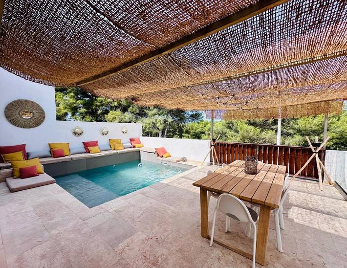Location de vacances pour 8 personnes, avec terrasse ainsi que vue et piscine à Roquefort-la-Bédoule - 3