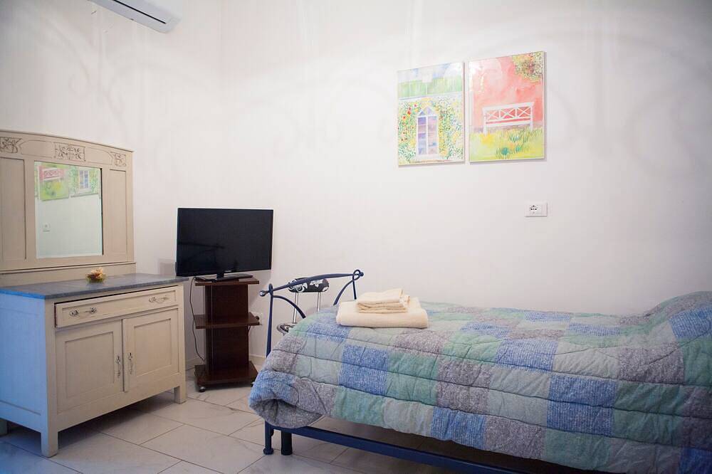 Entire apartment, Room 'Camera Peonia - Singola' with Shared Garden, Wi-Fi and Air Conditioning in Prato, Prato Province