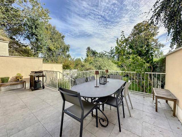 Location de vacances pour 6 personnes, avec jardin ainsi que terrasse et vue à Garches - 3