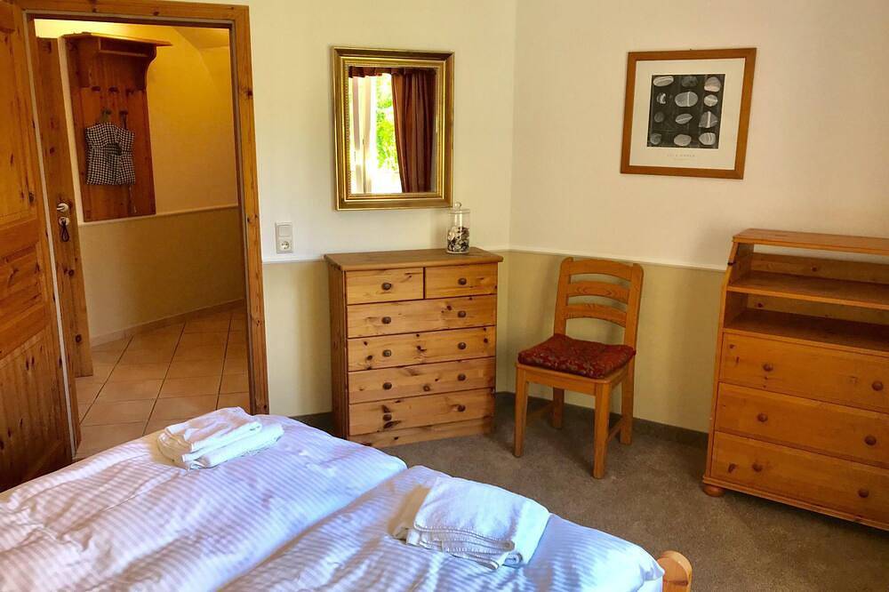 Ganze Wohnung, Ein Steinwurf zum Ostseestrand: Ferienwohnung Martha mit Terrasse in Polchow, Glowe