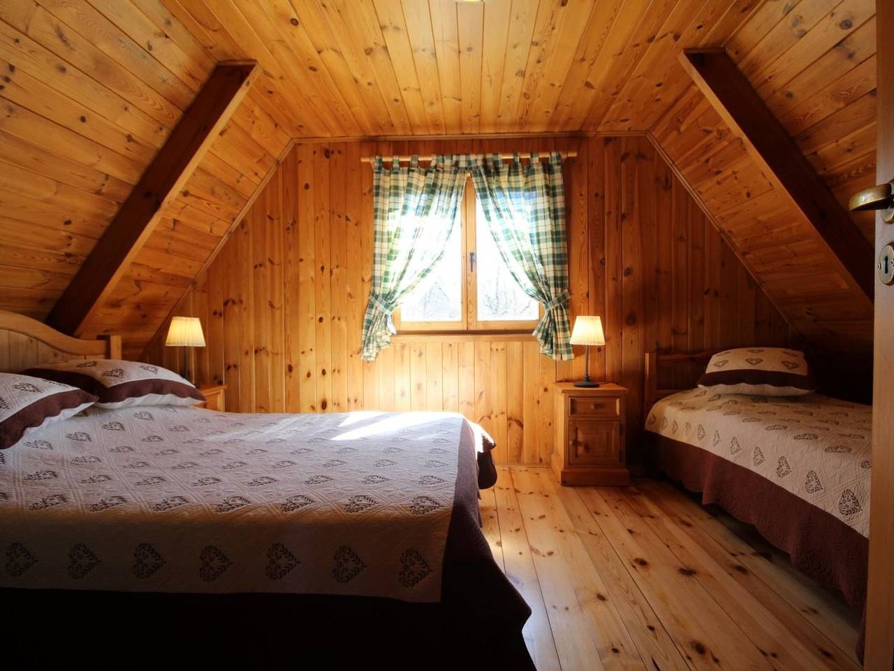 Geräumiges Chalet am Teich im Morvan, Haustiere erlaubt, privater Parkplatz in Gouloux, Naturpark Morvan