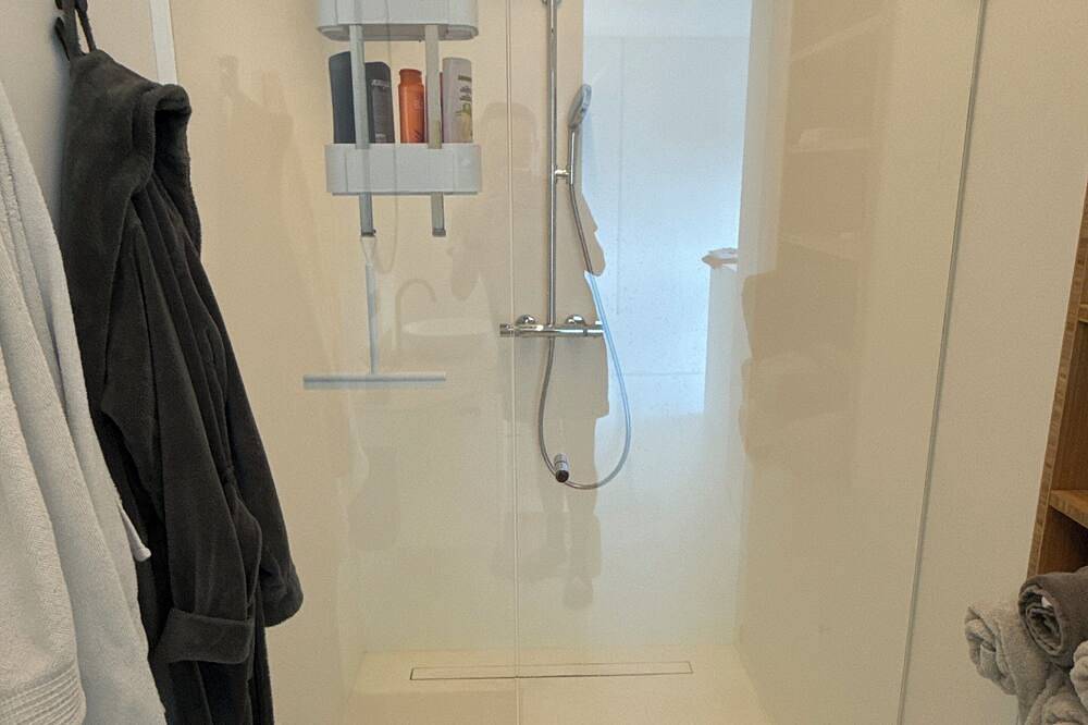 Private Bed and bathroom in house in Huldenberg, Flämisch-Brabant