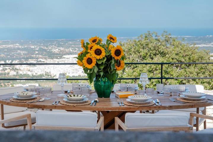 Trullo per 6 persone, con panorama e giardino nonché terrazza e piscina, con animali domestici a Fasano