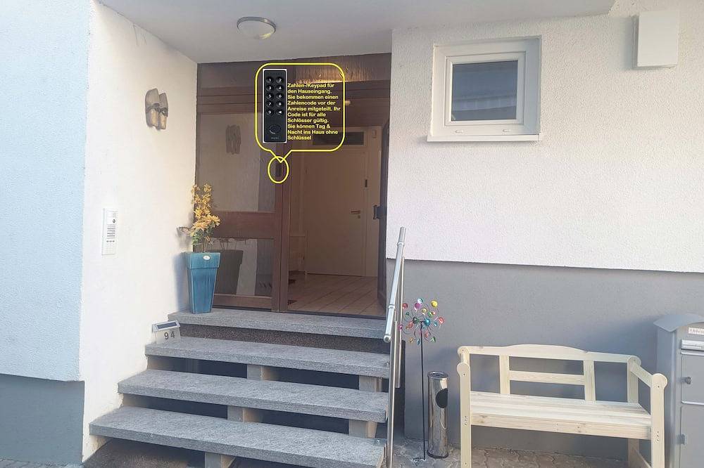 Ganze Wohnung, Grumbeerezimmer - 1-Zimmerwohnung mit 2x2m-Doppelbett, Kochnische, Dusche, Wc in Freckenfeld, Pfalz