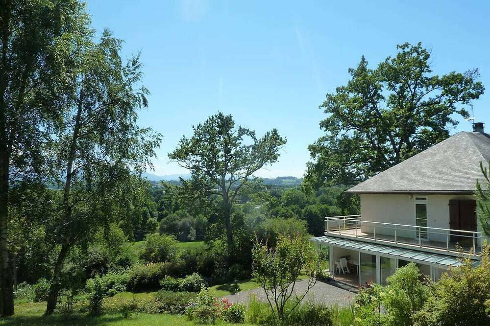 Bellevue residence. Bed and breakfast between Pau, Lourdes and Tarbes in Pontacq, Béarn