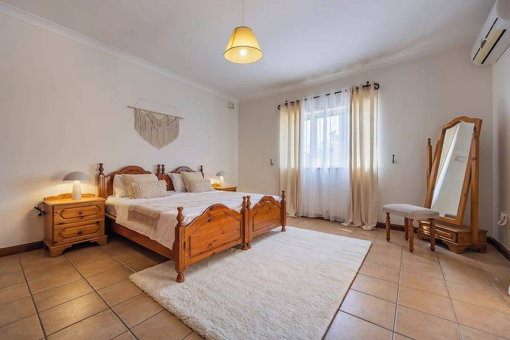 Tranquil Mansion - 3 Bed, Pool, Bbq & Gaming Room in Swieqi, Ilha de Malta