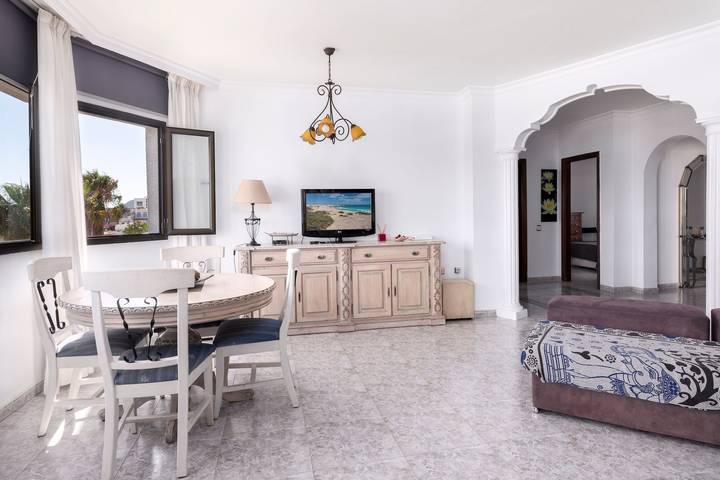 Apartamento entero, Apartamento "Casa Sandra" con balcón, vistas al mar, Wi-Fi y aire acondicionado. in Corralejo, La Oliva
