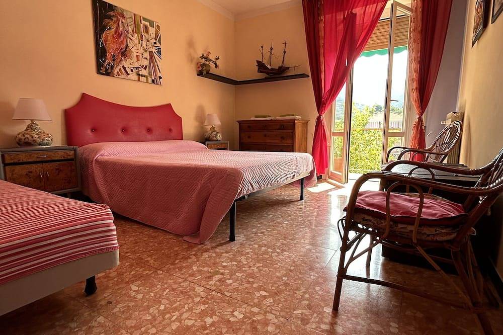 Apartamento entero, Apartamento de tres habitaciones con balcón, amplia vista a las colinas, cerca del centro y del mar. in Lavagna, Lavagna Municipio